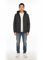 Modello frontalmente con giubbotto Peuterey nylon blu con cappuccio