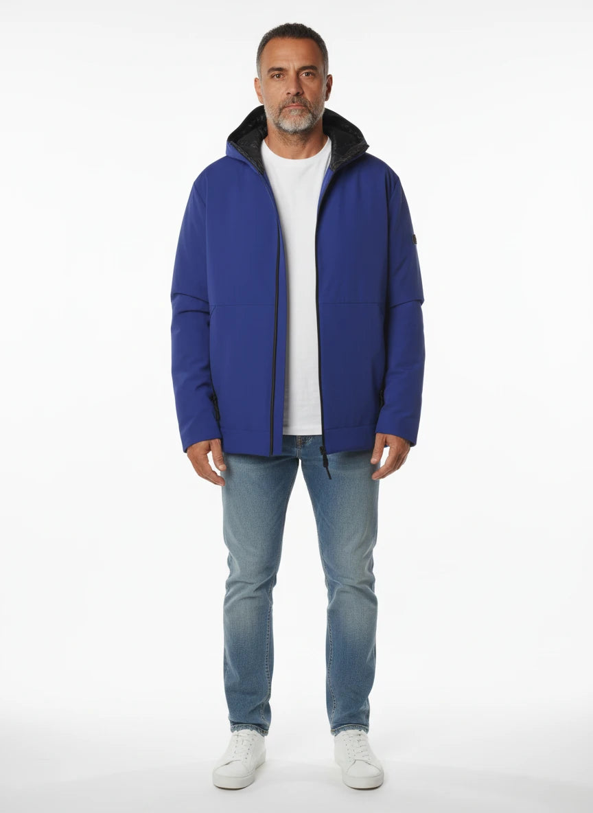 Modello frontalmente con giubbotto Peuterey tessuto tecnico royal