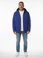 Modello frontalmente con giubbotto Peuterey tessuto tecnico royal