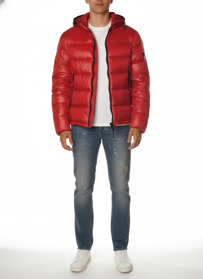 Modello frontalmente con bomber Peuterey piuma rosso con cappuccio