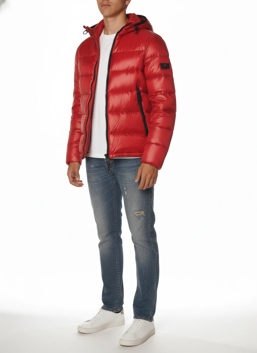 Modello a 45 gradi con bomber Peuterey piuma rosso con cappuccio
