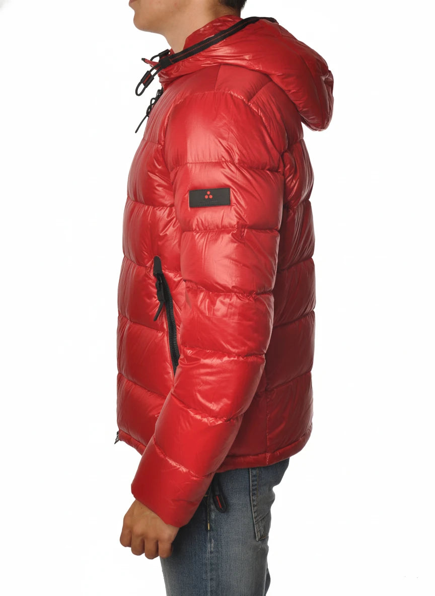 Vista frontale del bomber Peuterey piuma rosso con cappuccio