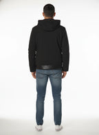 Modello frontalmente con giubbotto Peuterey tessuto tecnico nero