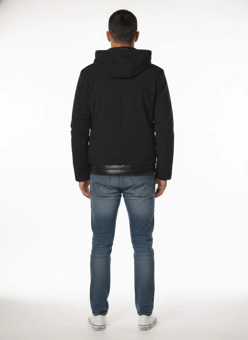 Modello frontalmente con giubbotto Peuterey tessuto tecnico nero