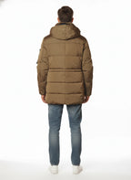 Modello frontalmente con giubbotto Peuterey piuma militare con cappuccio