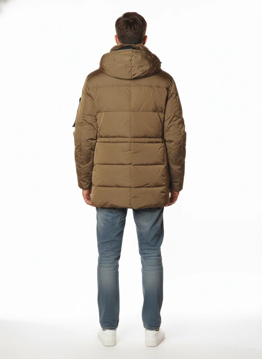 Modello frontalmente con giubbotto Peuterey piuma militare con cappuccio
