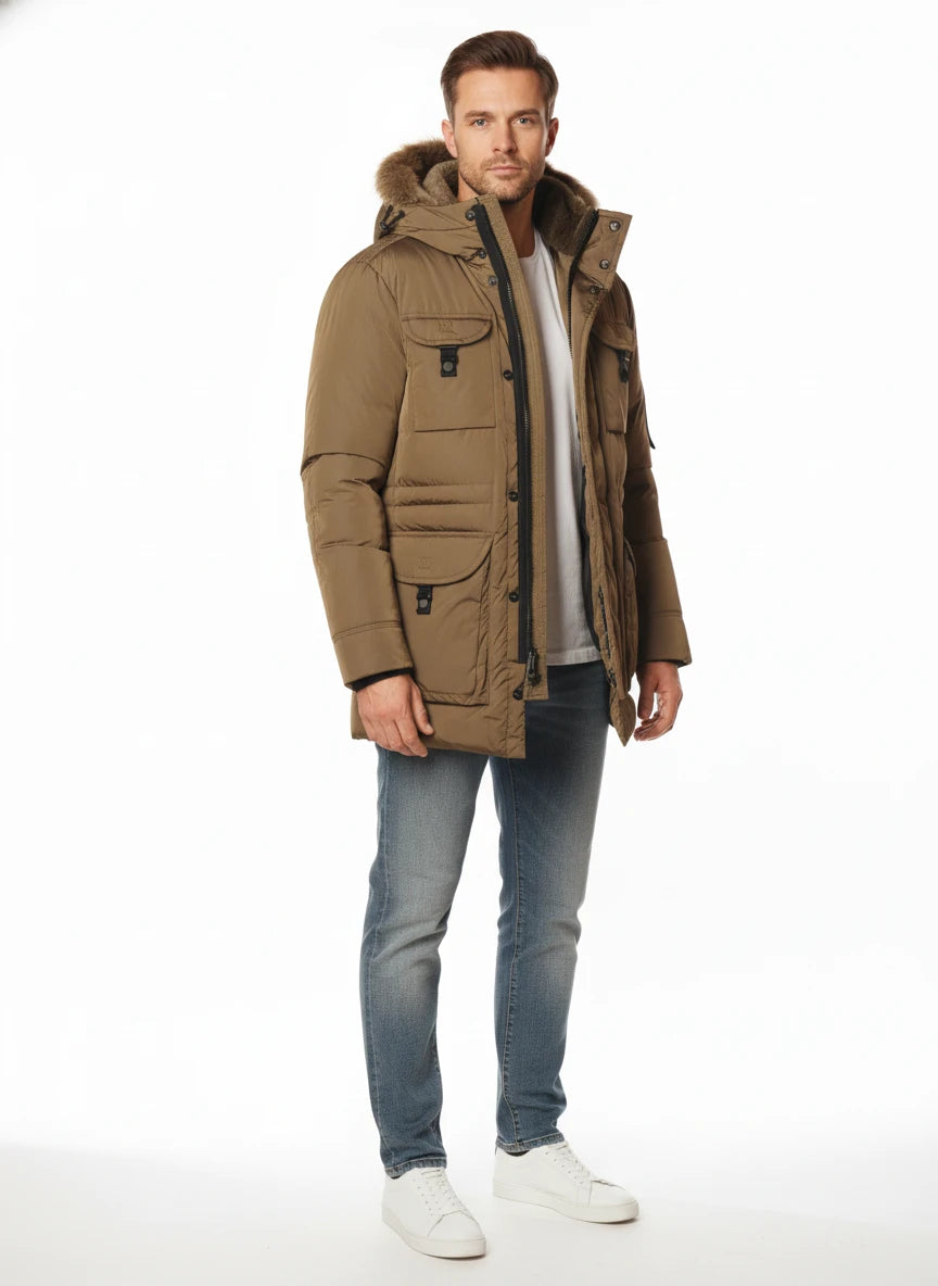 Modello a 45 gradi con giubbotto Peuterey piuma militare con cappuccio