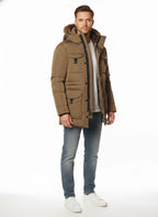 Modello a 45 gradi con giubbotto Peuterey piuma militare con cappuccio