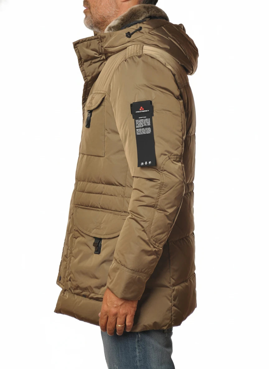 Vista frontale del giubbotto Peuterey piuma militare con cappuccio