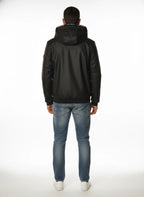 Modello frontalmente con bomber Peuterey tessuto tecnico nero