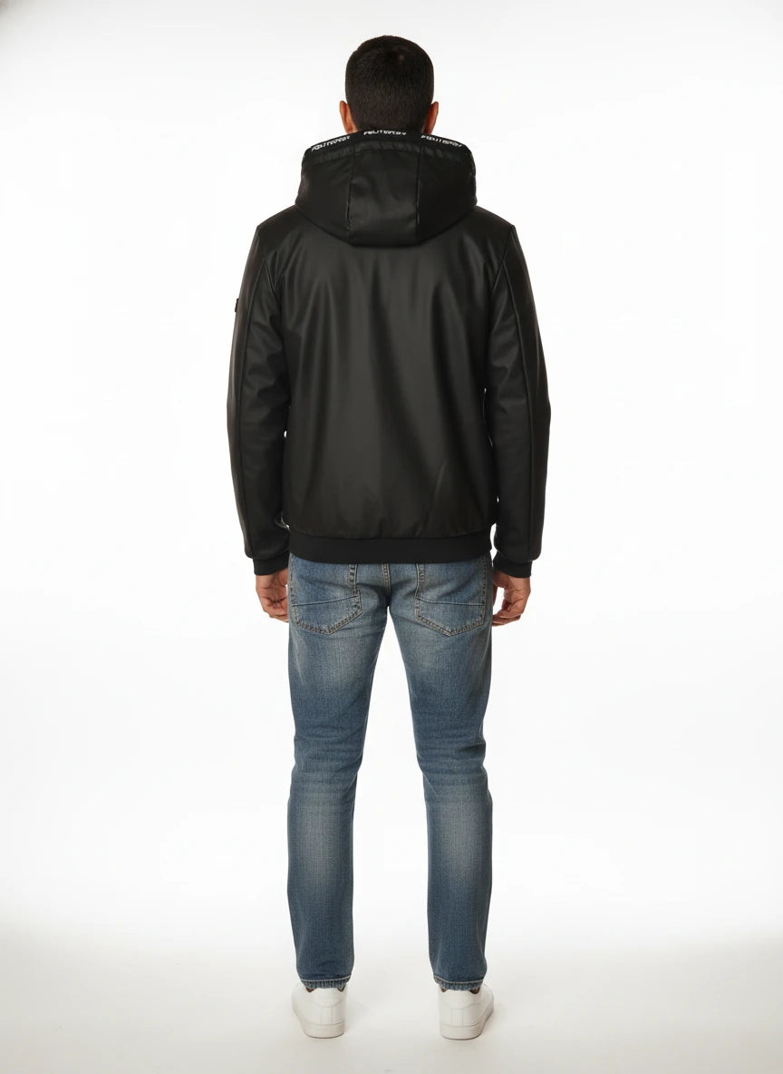 Modello frontalmente con bomber Peuterey tessuto tecnico nero