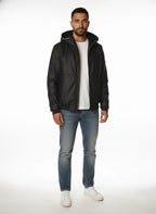 Modello a 45 gradi con bomber Peuterey tessuto tecnico nero con cappuccio