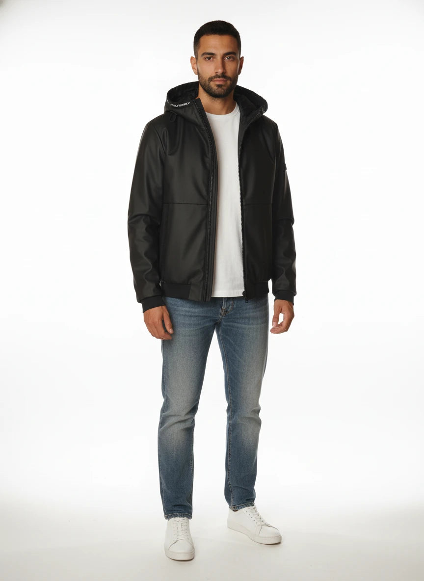 Modello a 45 gradi con bomber Peuterey tessuto tecnico nero con cappuccio