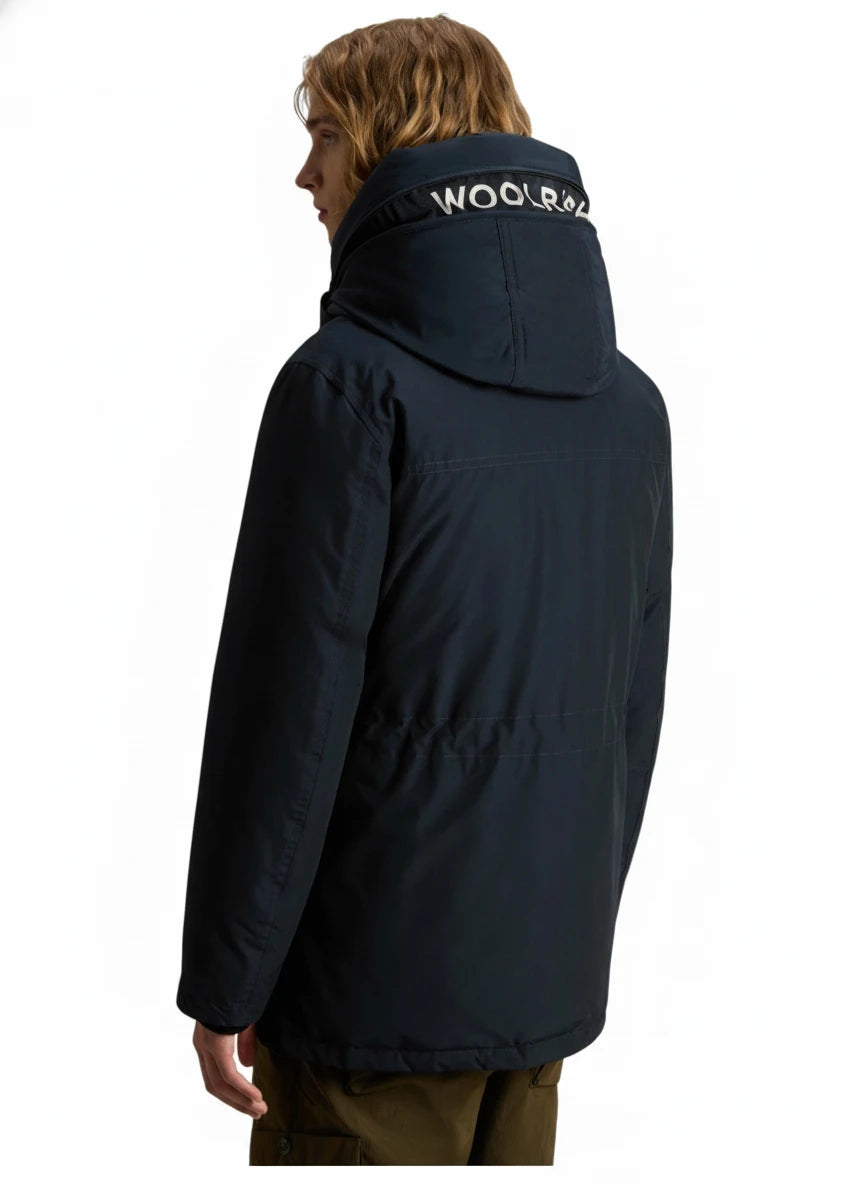 Modello indossa parka blu Ramar modello Arctic con cappuccio Woolrich