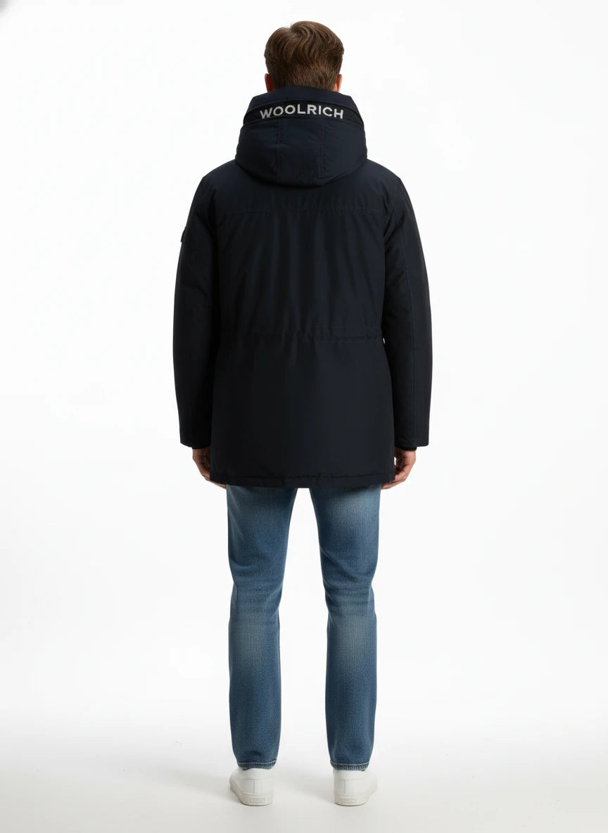 Modello indossa parka blu Ramar modello Arctic con cappuccio Woolrich