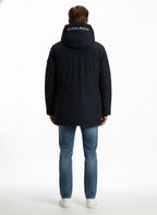 Modello indossa parka blu Ramar modello Arctic con cappuccio Woolrich