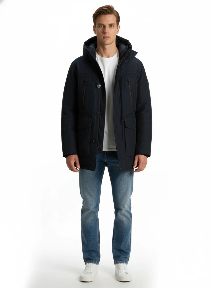 Modello indossa parka blu Ramar modello Arctic con cappuccio Woolrich