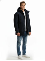 Modello indossa parka blu Ramar modello Arctic con cappuccio Woolrich