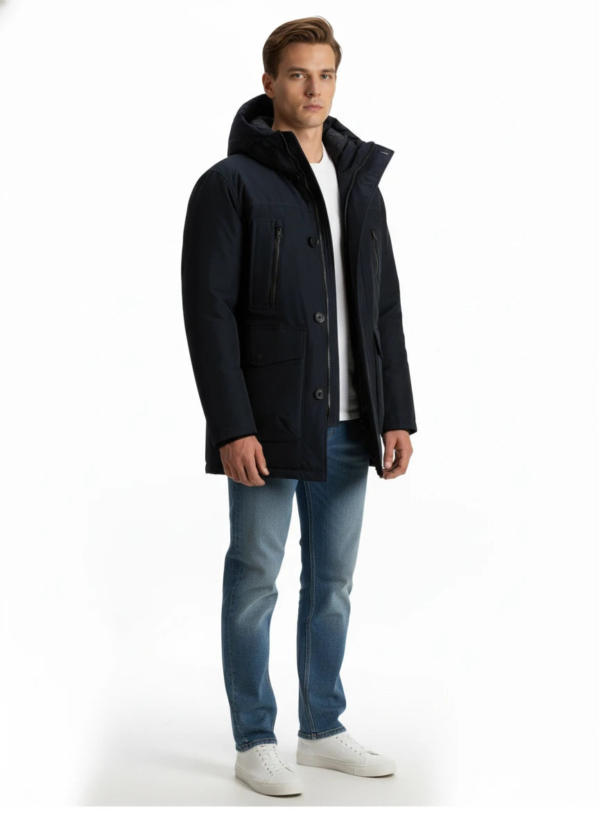 Modello indossa parka blu Ramar modello Arctic con cappuccio Woolrich
