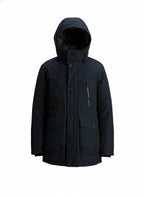 Modello indossa parka blu Ramar modello Arctic con cappuccio Woolrich