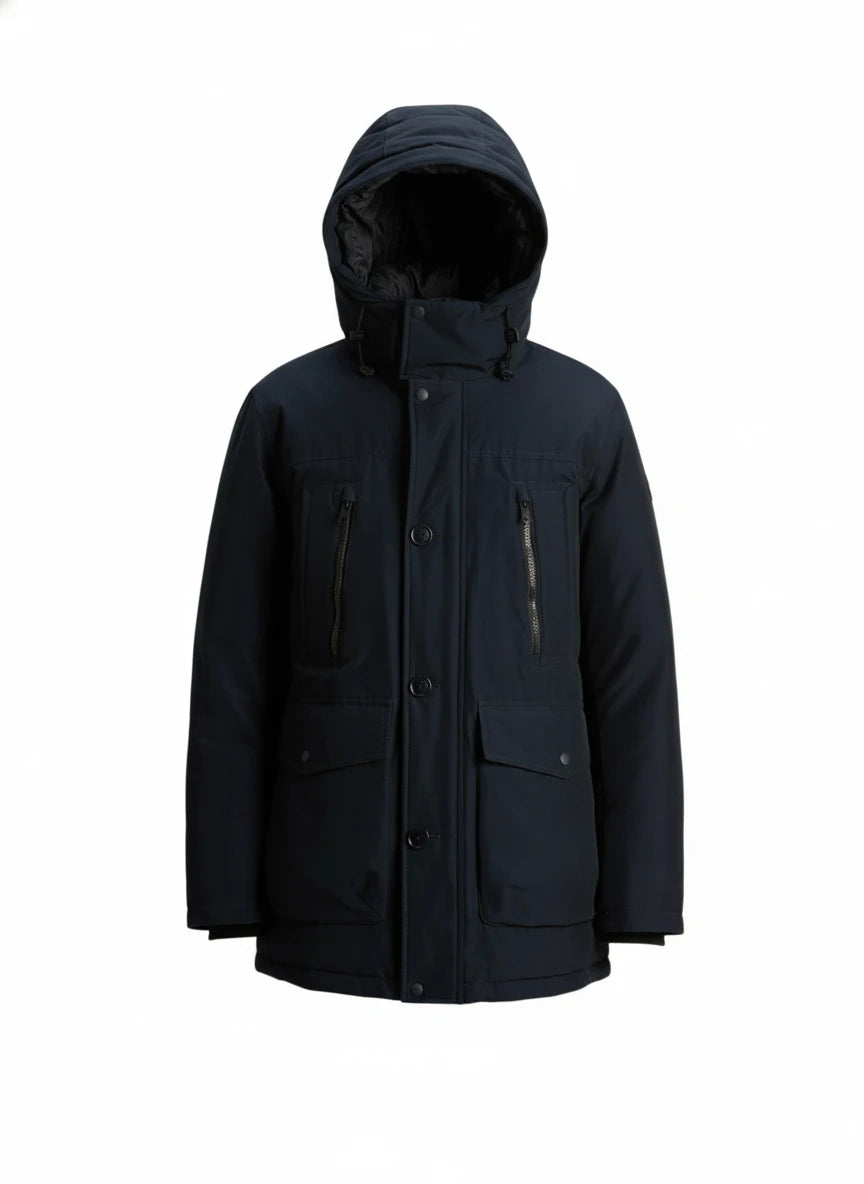 Modello indossa parka blu Ramar modello Arctic con cappuccio Woolrich