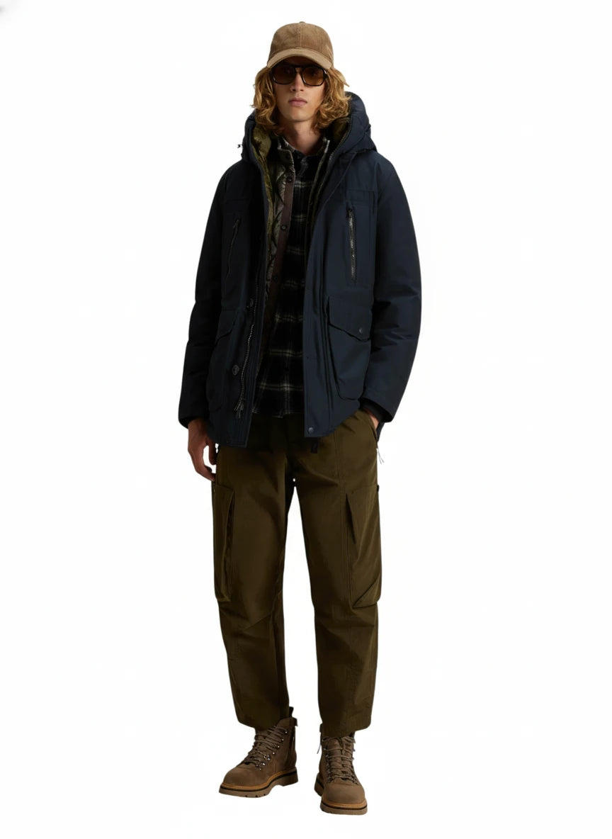 Modello indossa parka blu Ramar modello Arctic con cappuccio Woolrich