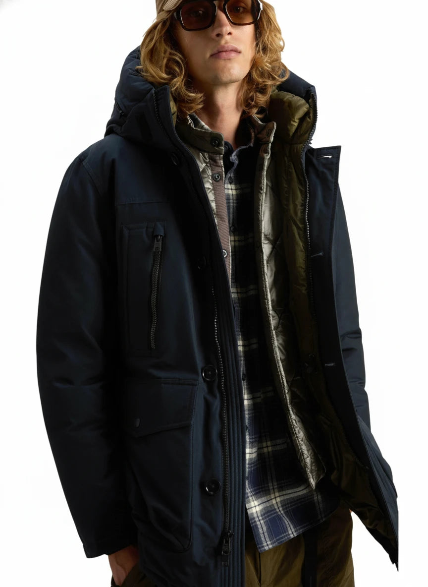 Modello indossa parka blu Ramar modello Arctic con cappuccio Woolrich
