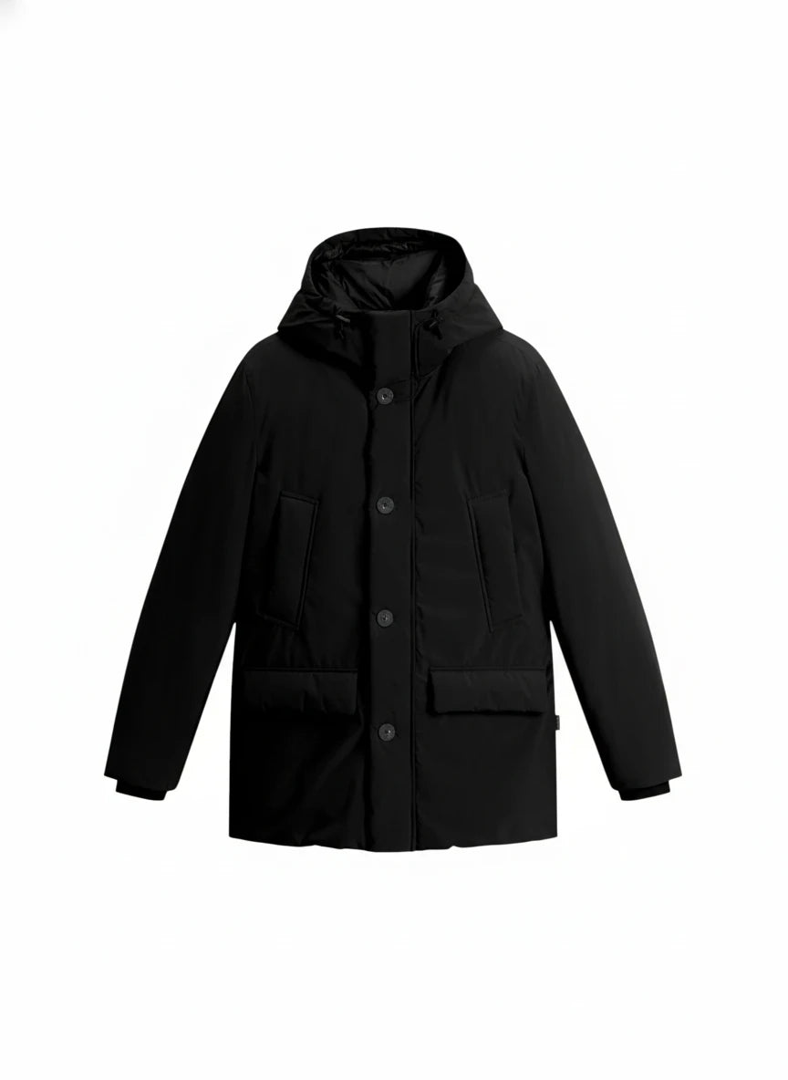 Modello indossa parka nero Cloud imbottito con cappuccio Woolrich