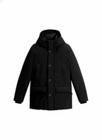 Modello indossa parka nero Cloud imbottito con cappuccio Woolrich