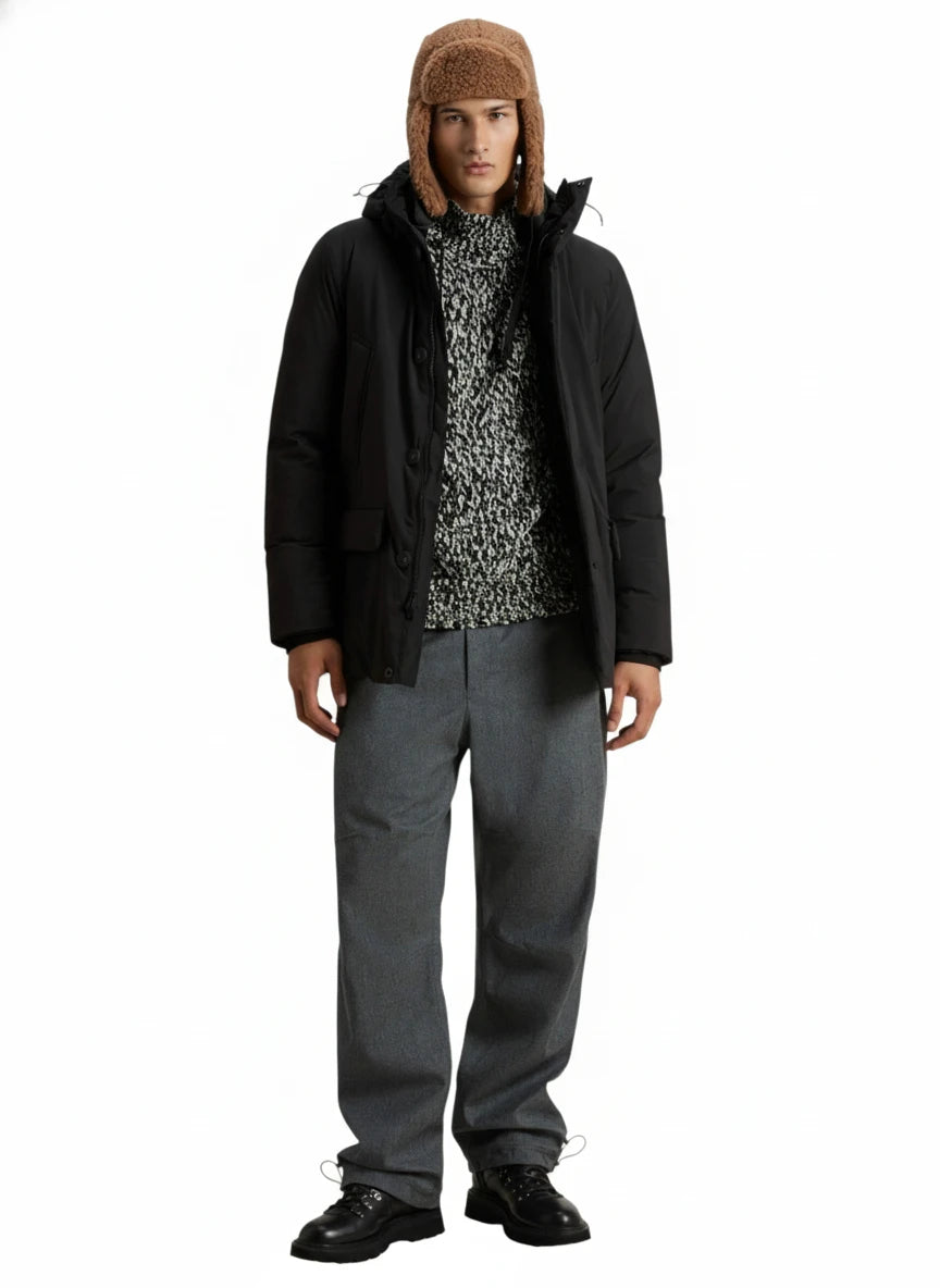 Modello indossa parka nero Cloud imbottito con cappuccio Woolrich