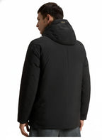 Modello indossa parka nero Cloud imbottito con cappuccio Woolrich
