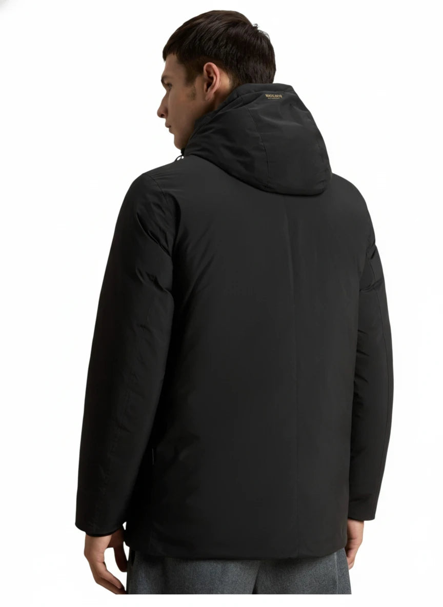 Modello indossa parka nero Cloud imbottito con cappuccio Woolrich