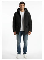 Modello indossa parka nero Cloud imbottito con cappuccio Woolrich
