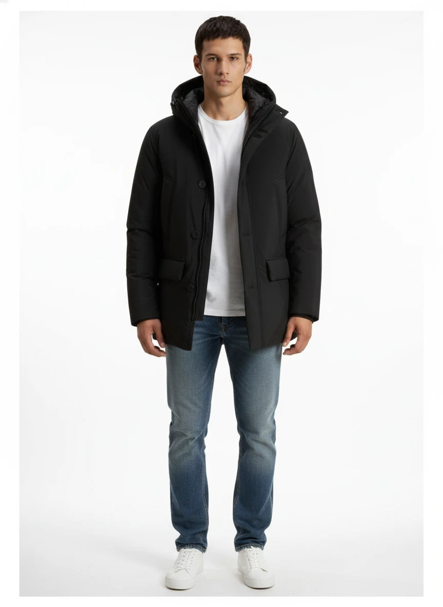 Modello indossa parka nero Cloud imbottito con cappuccio Woolrich