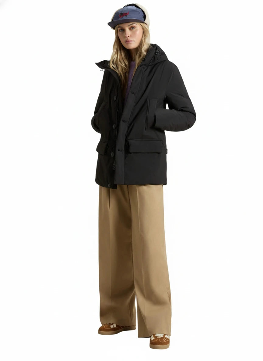 Modello indossa parka nero Cloud imbottito con cappuccio Woolrich