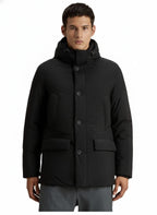Modello indossa parka nero Cloud imbottito con cappuccio Woolrich