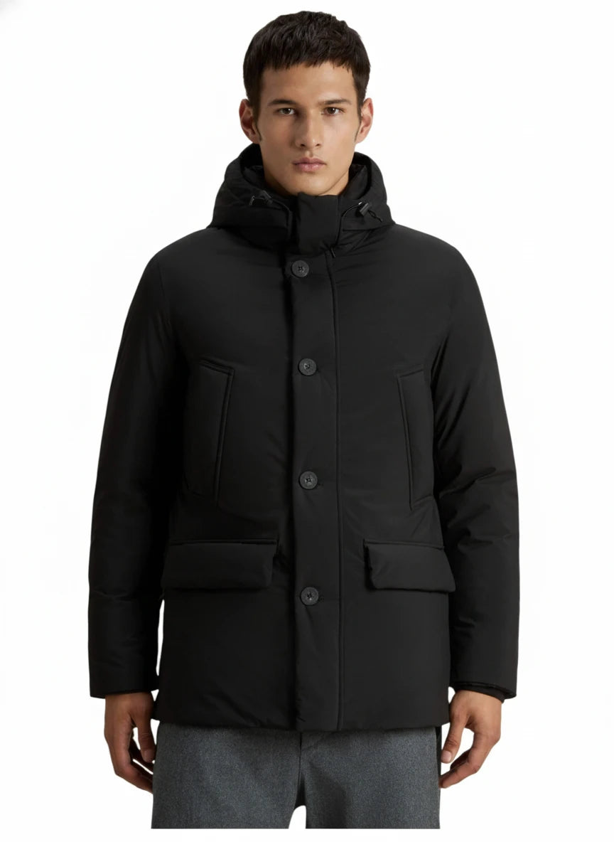 Modello indossa parka nero Cloud imbottito con cappuccio Woolrich