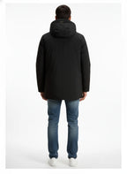 Modello indossa parka nero Cloud imbottito con cappuccio Woolrich