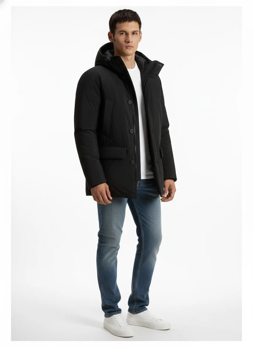 Modello indossa parka nero Cloud imbottito con cappuccio Woolrich