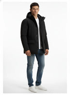 Modello indossa parka nero Cloud imbottito con cappuccio Woolrich