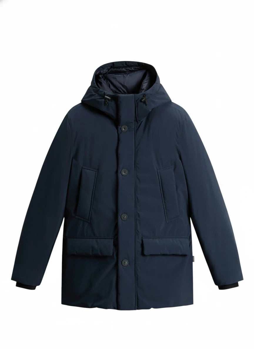 Modello indossa parka blu Cloud imbottito con cappuccio Woolrich
