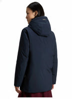 Modello indossa parka blu Cloud imbottito con cappuccio Woolrich