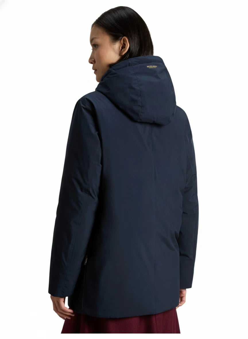 Modello indossa parka blu Cloud imbottito con cappuccio Woolrich