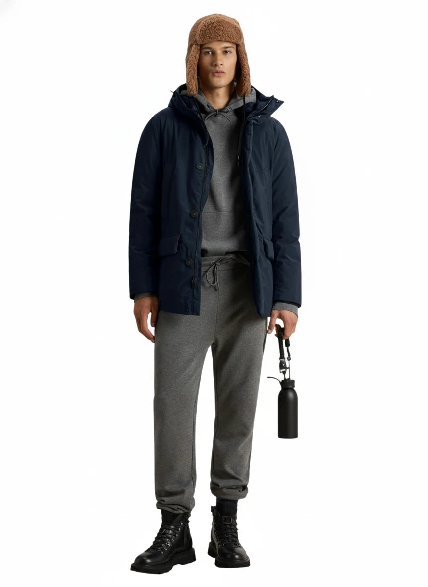 Modello indossa parka blu Cloud imbottito con cappuccio Woolrich