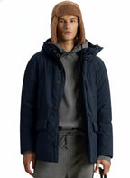 Modello indossa parka blu Cloud imbottito con cappuccio Woolrich