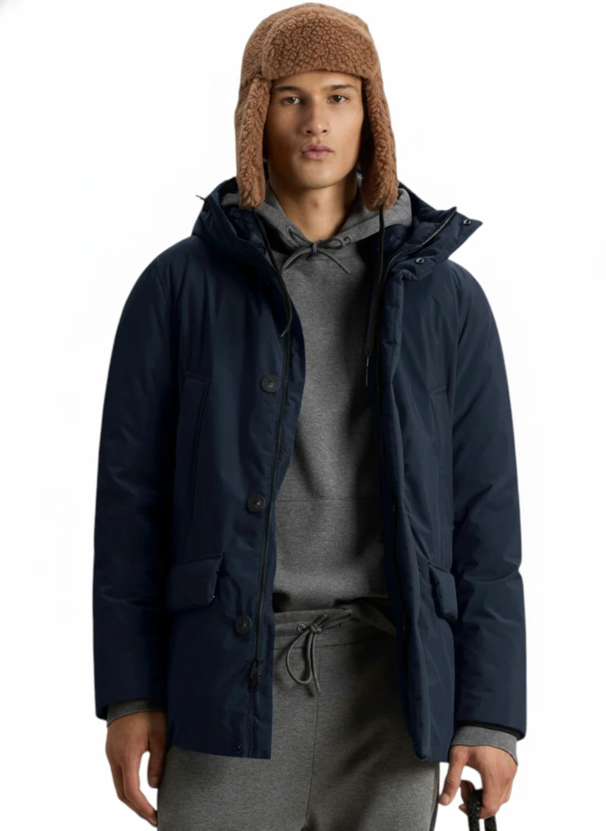 Modello indossa parka blu Cloud imbottito con cappuccio Woolrich