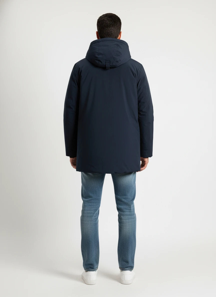 Modello indossa parka blu Cloud imbottito con cappuccio Woolrich