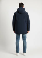 Modello indossa parka blu Cloud imbottito con cappuccio Woolrich