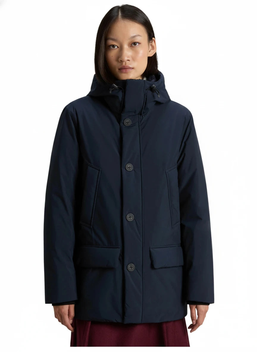 Modello indossa parka blu Cloud imbottito con cappuccio Woolrich