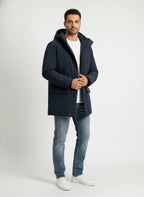 Modello indossa parka blu Cloud imbottito con cappuccio Woolrich
